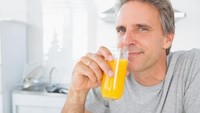 Rasa kecut jus jeruk akan mengganggu mereka yang punya masalah lambung. Hindari minum jus jeruk jelang tidur. Meskipun nutrisinya baik untuk tubuh.Foto: thinkstock