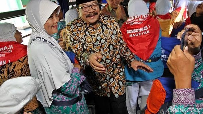 JATIMNOMICs Antarkan Soekarwo Raih Gelar Doktor HC dari Unair