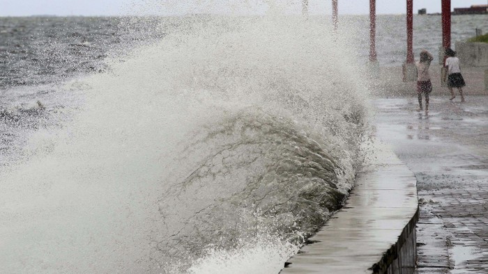 Big waves crash at the coast due to strong winds brought by Typhoon Goni, locally named as Ineng, at the Manila bay in Navotas city, north of Manila August 20, 2015. Typhoon Goni packs a maximum sustained wind of 180kph near the center with gust of up to 215kph as the typhoon maintained its strength moving closer to the extreme northern Luzon provinces, the Philippine Atmospheric, Geophysical and Astronomical Service Administration (PAGASA) state weather bureau reported.   REUTERS/Romeo Ranoco