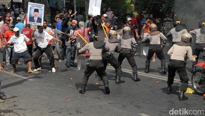 Simulasi Massa dan Polisi Bentrok di Kantor KPU Pasuruan