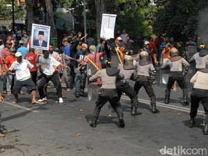 Simulasi Massa dan Polisi Bentrok di Kantor KPU Pasuruan