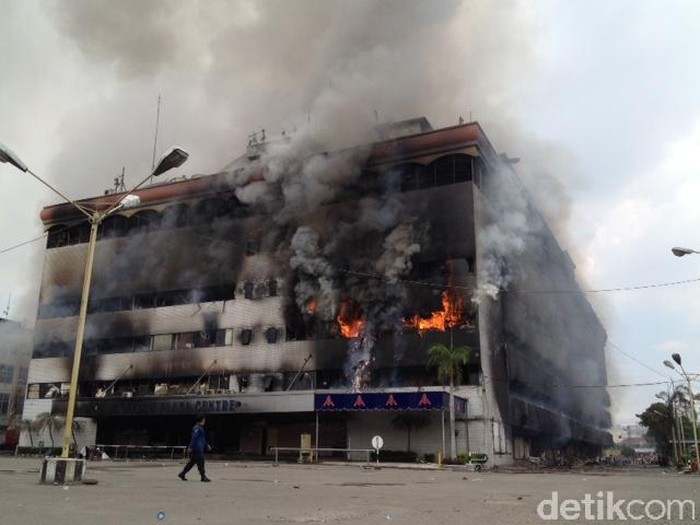 Duarr! Ada Ledakan Keras Lagi, Api di Medan Plaza Membesar
