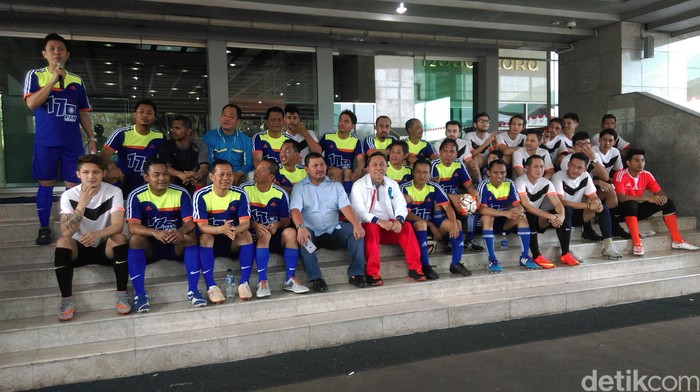 Serunya Melihat Artis Main Bola Lawan Politisi PAN di DPR