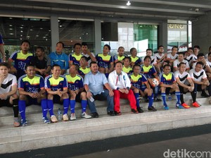 Serunya Melihat Artis Main Bola Lawan Politisi PAN di DPR