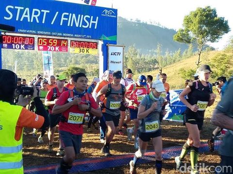 Lari di pegunungan sekalian jalan-jalan.