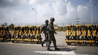 Seperti dilansir AFP dan CNN, Rabu (3/1/2018), sambungan telepon perbatasan atau border hotline antara Korsel dan Korut dibuka kembali pada Rabu (3/1) sore sekitar pukul 15.00 waktu Korut atau pukul 15.30 waktu Korsel.Foto: REUTERS/Kim Hong-Ji