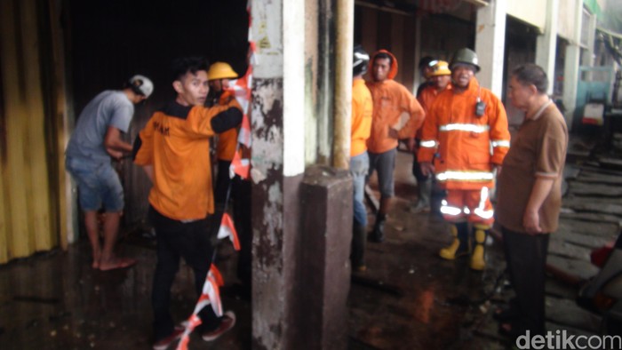 Sudah 9 Jam Api di Pasar Tengah Pontianak Belum Padam