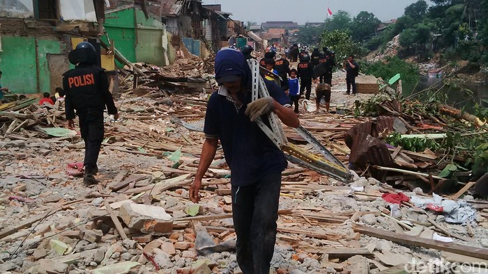 Saat Warga Mengais Rezeki dari Reruntuhan Rumah di Kampung Pulo