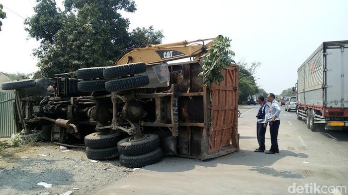 Bus Tabrak Truk, 3 Penumpang Bus Terlempar Keluar