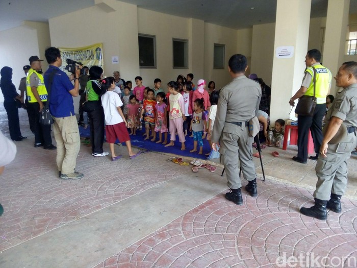 Polisi Berikan Trauma Healing Bagi Warga Kampung Pulo yang Terdampak Relokasi