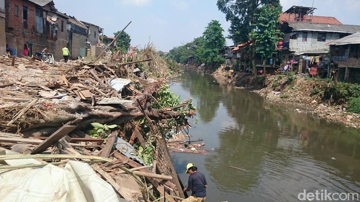 Satpol PP Jaga Proses Pembangunan Sodetan Ciliwung di Kampung Pulo