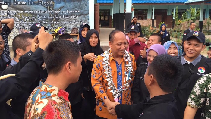 Menteri Nasir ke Pengajar di Daerah Terpencil: Jangan Hilang Semangat!