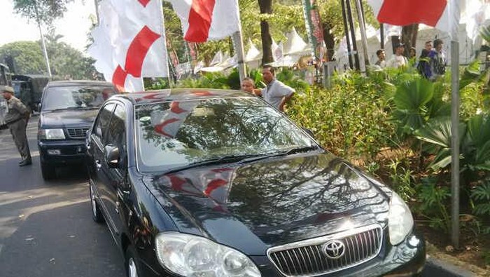 Dishub DKI Gembosi Ban Mobil yang Parkir Sembarangan di Lebaran Betawi