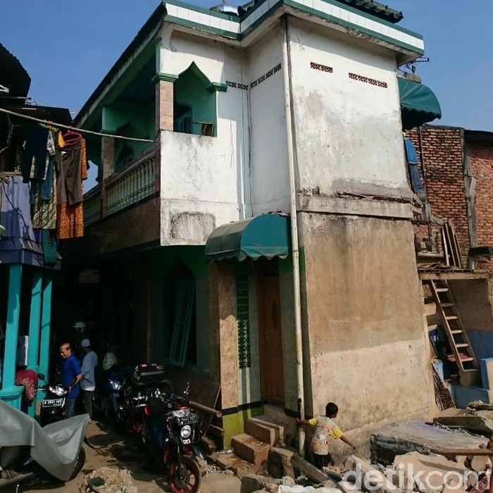 Musala di Kampung Pulo Ini Tetap Kokoh Berdiri di Antara Puing