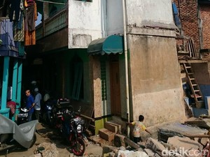 Musala di Kampung Pulo Ini Tetap Kokoh Berdiri di Antara Puing