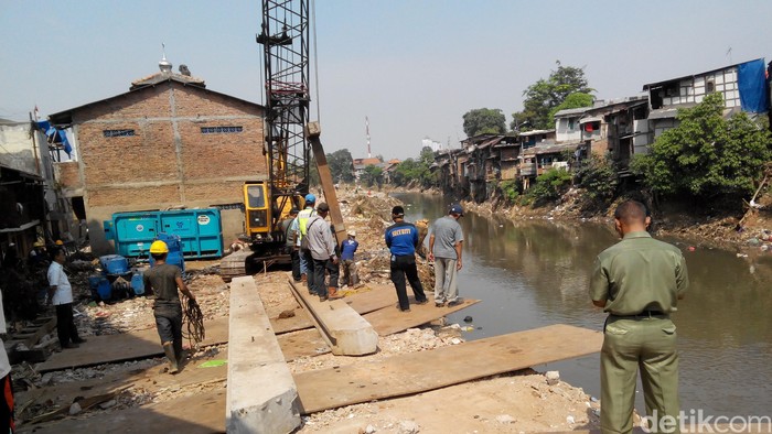 Begini Suasana Pemasangan Tiang Pancang Turap Ciliwung di Kampung Pulo