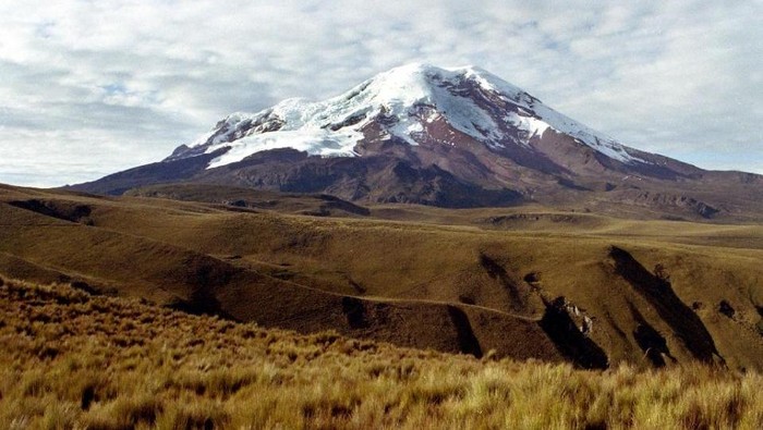 Snowcapped Chimborazo soars to 6,310 meters high in the Andes and is Ecuadors highest currently inactive volcano (AFP Photo/Martin Bernetti)