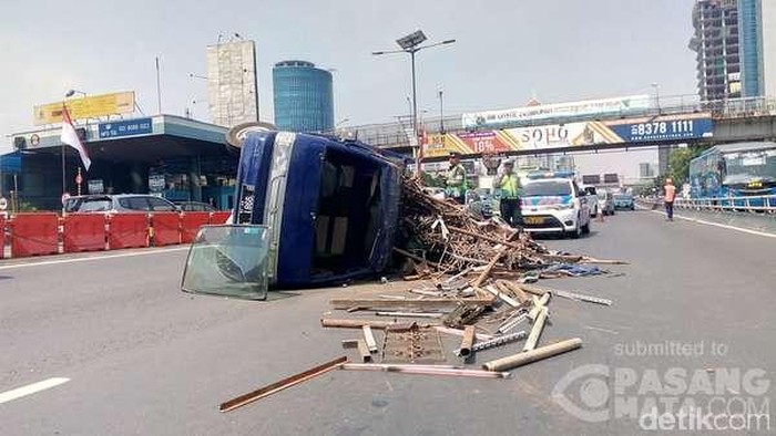 Mobil Pikap Berisi Besi Bekas Terguling di Tol Dalam Kota