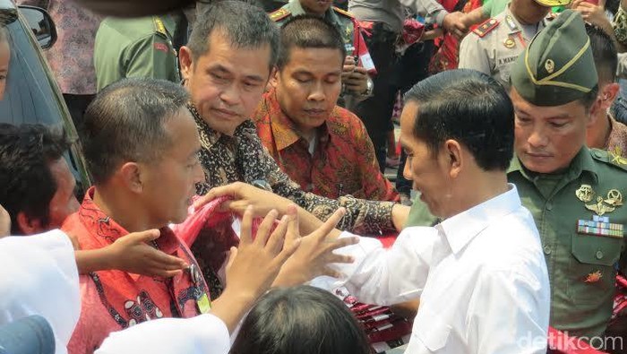 Pak Jokowi dan Aksi Bagi-bagi Kaos di Jalan