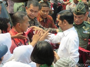 Pak Jokowi dan Aksi Bagi-bagi Kaos di Jalan