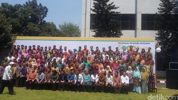 Lepas Penerima Beasiswa 5.000 Doktor, Menag: Jangan Lupa Kembali dan Mengabdi