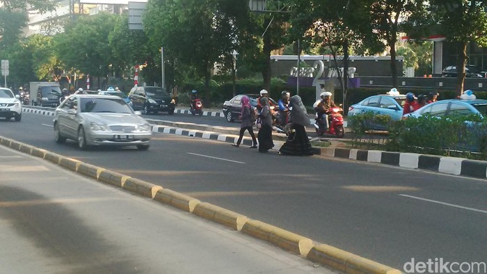 Menyeberang Sembarangan Menuju Casablanca di Ruas Rasuna Said, ini Alasan Mereka