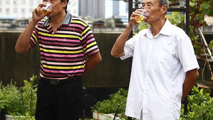 Tiap Pagi, Orang-orang Ini Akan Kumpul dan Bersulang untuk Minum Urine