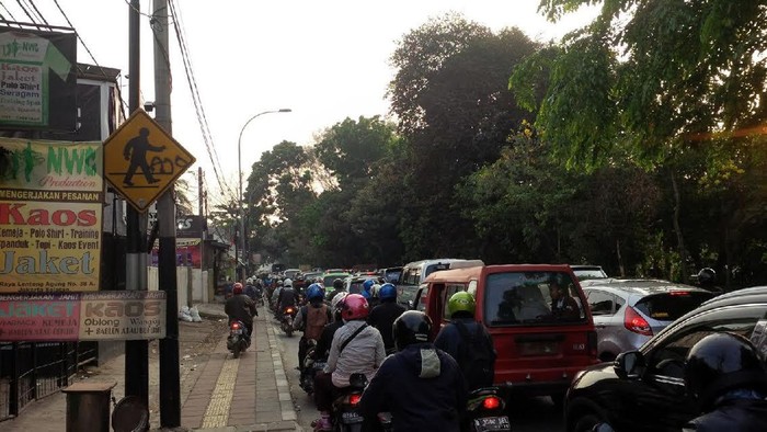 2 Titik Perlintasan Kereta Api Jadi Simpul Macet Jalur Depok-Pasarminggu