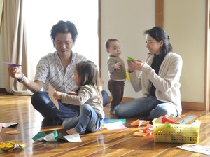 Ayah dan Ibu Sibuk? Yuk Luangkan 30 Menit untuk Ajak Anak Main