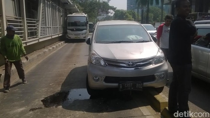 Avanza Tabrak Separator Busway di Depan Gedung KPK