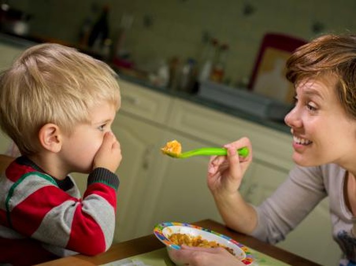 Perhatikan, Kebiasaan Ini Bisa Bikin Anak Jadi Susah Makan