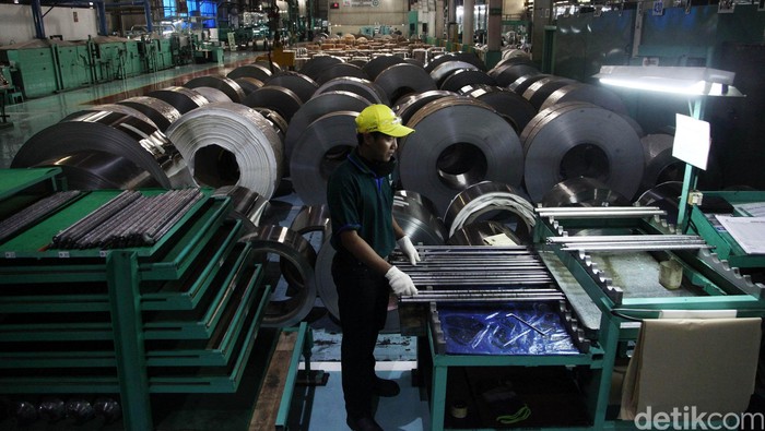Pekerja menyelsaikan pembuatan stainless steel strip di Pabrik milik PT. Bina Niaga Multiusaha, Cikarang, Jawa Barat, Selasa (25/08/2016). PT. Bina Niaga Multiusaha (BNM) merupakan satu-satunya produsen stainless steel strip di Indonesia dalam bentuk coil khususnya untuk material yang sangat tipis dibawah 0.2 mm sampai dengan paling tipis 0.06 mm) dan sesuai dengan standard JIS (Japanese Industrial Standard) serta Standard Pengujian Material dari Amerika yaitu ASTM. Grandyos Zafna/detikcom.