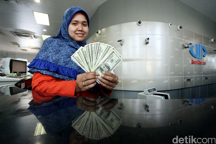 Khawatir Rupiah Makin Turun, Wanita Ini Buru-buru Beli Dolar AS