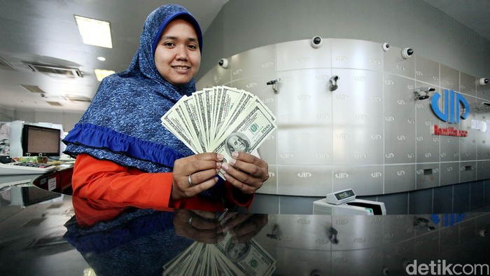 Dolar AS Dekati Rp 13.700, Pelemahan Rupiah Hanya Sementara