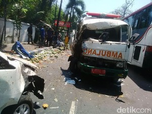 Mobil Pembawa Jenazah RSUD Bangil Tabrak Pikap Muat Pepaya