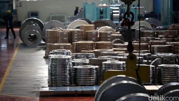 Pekerja menyelsaikan pembuatan stainless steel strip di Pabrik milik PT. Bina Niaga Multiusaha, Cikarang, Jawa Barat, Selasa (25/08/2016). PT. Bina Niaga Multiusaha (BNM) merupakan satu-satunya produsen stainless steel strip di Indonesia dalam bentuk coil khususnya untuk material yang sangat tipis dibawah 0.2 mm sampai dengan paling tipis 0.06 mm) dan sesuai dengan standard JIS (Japanese Industrial Standard) serta Standard Pengujian Material dari Amerika yaitu ASTM. Grandyos Zafna/detikcom.