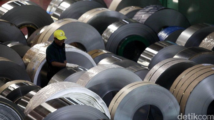 Pekerja menyelsaikan pembuatan stainless steel strip di Pabrik milik PT. Bina Niaga Multiusaha, Cikarang, Jawa Barat, Selasa (25/08/2016). PT. Bina Niaga Multiusaha (BNM) merupakan satu-satunya produsen stainless steel strip di Indonesia dalam bentuk coil khususnya untuk material yang sangat tipis dibawah 0.2 mm sampai dengan paling tipis 0.06 mm) dan sesuai dengan standard JIS (Japanese Industrial Standard) serta Standard Pengujian Material dari Amerika yaitu ASTM. Grandyos Zafna/detikcom.