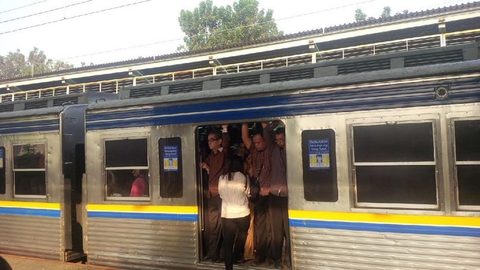 Fiuuh! Commuter Line Semakin Sesak dan Berhimpitan di Jam Berangkat Ngantor
