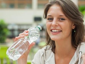 Seberapa Sering Harus Mencuci Botol Minum Isi Ulang?