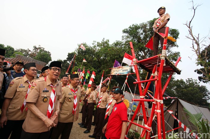 Sebanyak 520 napi yang berasal dari 16 Lembaga Pemasyarakatan (Lapas) di Jawa dan Lampung, mengambil ekskul Pramuka yang berkemah, di Bumi Perkemahan Cibubur, Jakarta Timur. Dua menteri menghadiri pembukaan kegiatan ini yaitu Menpora Imam Nahrawi dan Menkum Yasonna Laoly. Berseragam cokelat dan topi baret khas Pramuka, ratusan napi ini tampak antusias mengikuti acara yang dilaksanakan 25-27 Agustus tersebut.
Walaupun berkemah di alam bebas, bukan berarti para napi ini dibiarkan berkeliaran secara leluasa. 360 Polisi, petugas Lapas, Kemenkum HAM dan Kodim turut mengawal jalannya acara selama 24 jam penuh.Rengga Sancaya/detikfoto