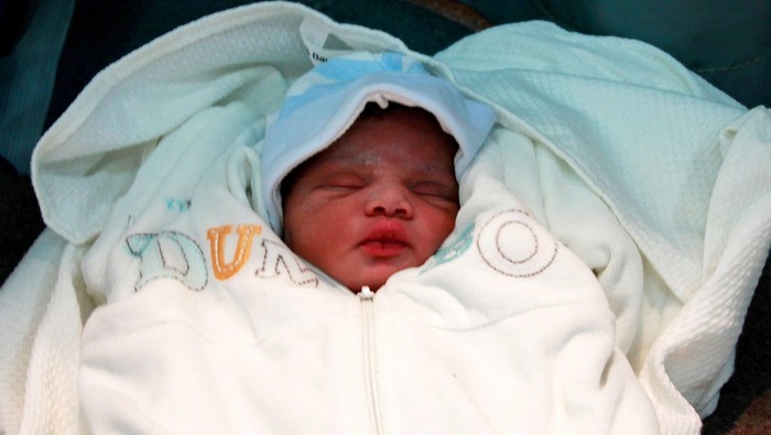 Salut! Tentara Jerman Bantu Kelahiran Bayi Imigran Somalia