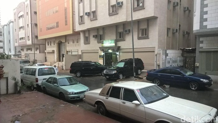 Hujan Es dan Angin Kencang Landa Makkah
