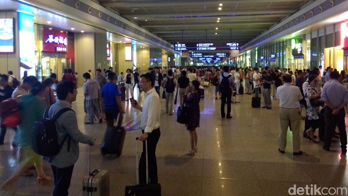 Menengok Sibuknya Stasiun Shanghai Saat Jalan Raya Sepi