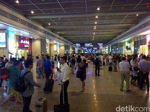 Menengok Sibuknya Stasiun Shanghai Saat Jalan Raya Sepi