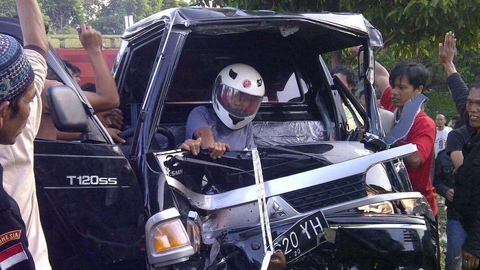 Momen Dramatis Saat Warga Selamatkan Sopir Korban Kecelakaan yang Terjepit Kap Mobil