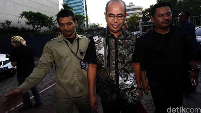 Tersangka Bupati Musi Banyuasin Pahri Azhari usai diperiksa di gedung KPK, Jakarta, Kamis (27/8). Kader Partai Amanat Nasional (PAN) ini diperiksa sebagai saksi untuk tersangka Ketua DPRD Riamon Iskandar. dalam kasus dugaan suap dengan nilai komitmen suap lebih dari Rp 10 miliar terhadap sejumlah anggota dan Pimpinan DPRD Musi Banyuasin, untuk memuluskan pembahasan Rencana Anggaran Pendapatan dan Belanja Daerah (RAPBD) 2015 dan Laporan Keterangan Pertanggungjawaban (LKPJ) 2014 Pemda Musibanyuasin. Hasan Alhabshy/detikcom.