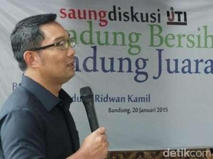 Ridwan Kamil Perintahkan Anak Buahnya Jebol Tembok Perumahan Elite