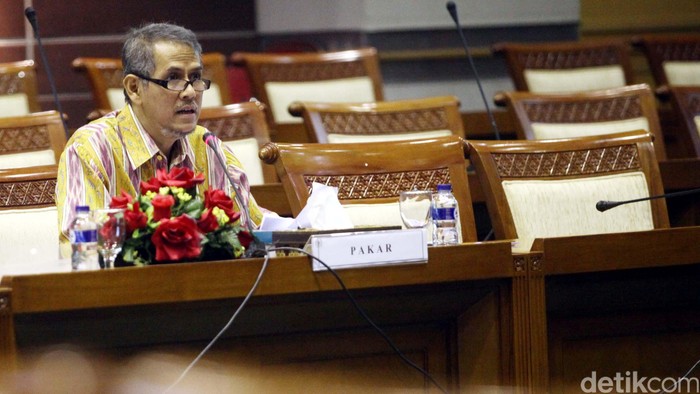 Pakar Haji dan Umrah Anggito Abimanyu berbincang dengan Ketua Komisi VIII DPR Saleh Daulay beserta sejumlah anggotanya sebelum mengikuti rapat dengar pendapat umum di Kompleks Parlemen Senayan, Jakarta, Kamis (27/8/2015). Rapat tersebut membahas RUU tentang penyelenggaraan ibadah haji dan umrah demi memperbaiki sistem dan perundang-undangan perihal penyelenggaraan ibadah Haji dan Umroh dimasa mendatang. Rachman Haryanto/detikcom.