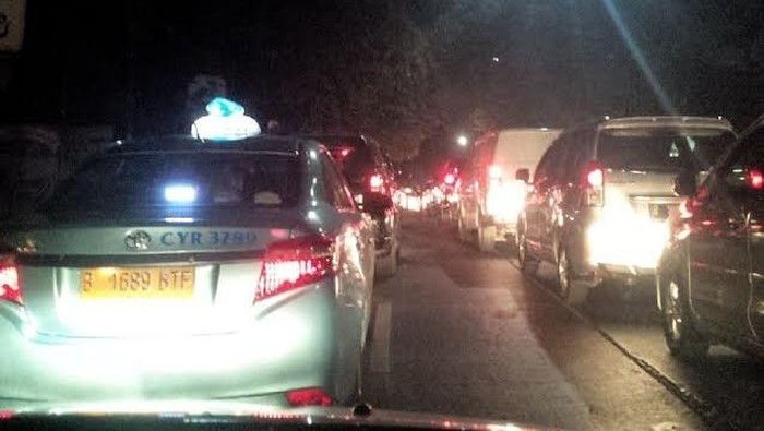 Arus Lalu Lintas Warung Buncit Arah Ragunan Masih Termehek-mehek