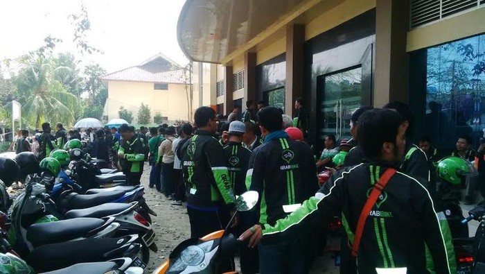 Penjelasan GrabBike Soal Driver yang Antre Ambil Uang di Benhil